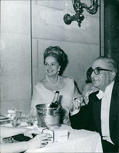 Vintage fotografija Begum Salimah Aga Khan sjedi sa muškarcem, nasmijan.