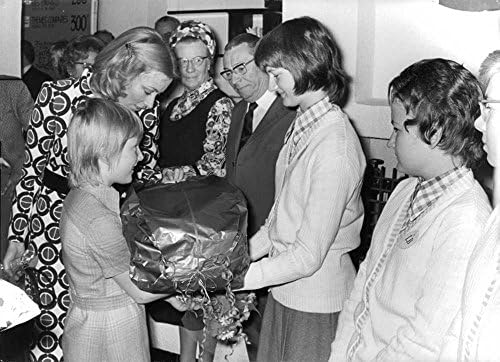 Vintage fotografija princa Laurenta zajedno sa majkom, kraljicom Paolom primanje poklona od žene.