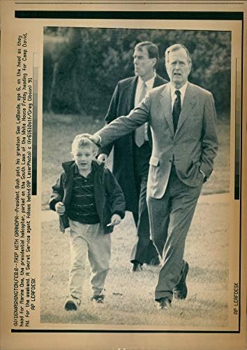 Vintage fotografija Georgea H. W. Busha i unuka sama Leblondea.
