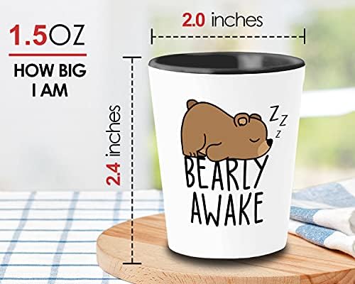 Smešni sarkazam Shot Glass 1.5 Oz-Bearly Awake-slatka Bear Lover Bear Pun Sleepy Bear Bestie Humor pospan