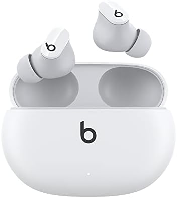 Beats Studio Buds u crvenoj boji sa Apple 20w USB-C adapterom za napajanje