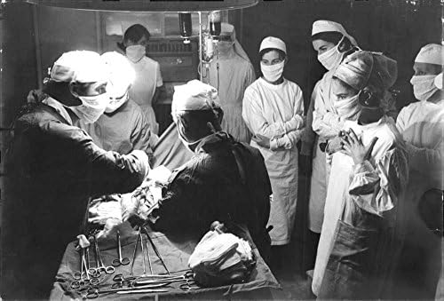 Vintage fotografija Geraldine Chaplin u operacionoj sali.