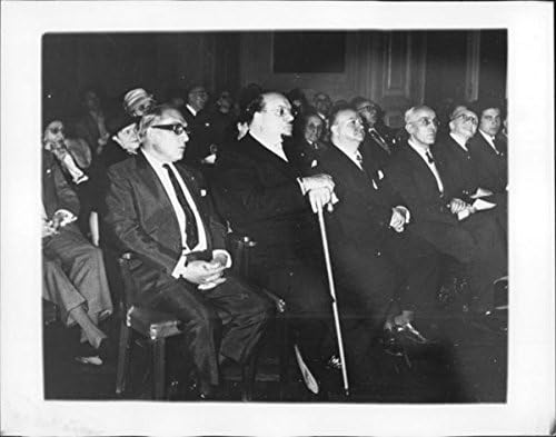 Vintage fotografija kralja Farouka sjedi i gleda.