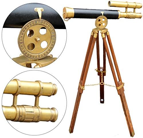 Nautički pod stoji antikni mesingani kožni teleskop sa smeđim drvenim opsegom stativa