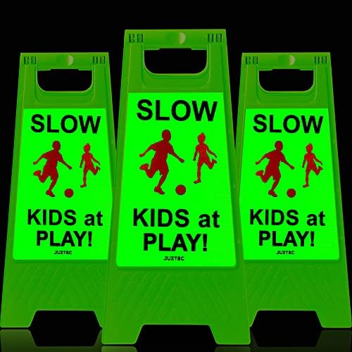 Juztec Djeca na igranju sigurnosnih znakova za djecu u ulici na reprodukcijskim znakovima za ulice uspori znakove za četvrti djeca igraju reflektirajuće znakove opreza