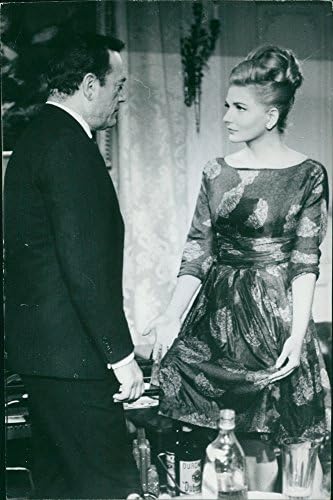 Vintage fotografija Eddie Konstantina koja interaktivira sa ženom.