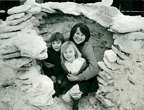 Vintage photo of Weather: Igloo Newbegin: Neil Robinson je sestra Laura i Katrina Dixon.