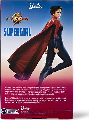 Supergirl Barbie Doll, kolekcionarska lutka iz filma Flash nosi crveno i plavo odijelo sa ogrtačem,