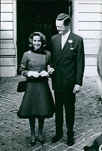 Vintage fotografija Athina Livanos sa suprugom John Spencer-Churchill nasmijana zajedno.